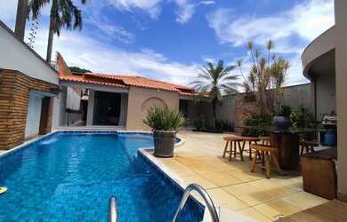 Imagem: A casa possui 3 Dormitórios, 4 Banheiros, 2 Vagas na garagem