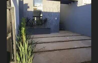 Imagem: A casa possui 3 Dormitórios, 1 Banheiro, 2 Vagas na garagem