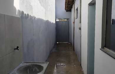 Imagem: A casa possui 2 Dormitórios, 1 Banheiro, 1 Vaga na garagem