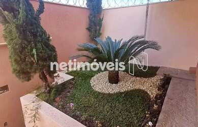 Imagem: A casa possui 4 Dormitórios, 2 Banheiros, 4 Vagas na garagem