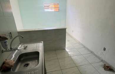 Imagem: A casa possui 1 Dormitório, 1 Banheiro, 1 Vaga na garagem e