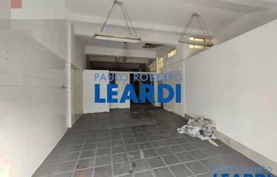 Imagem: O depósito possui 2 Vagas na garagem, 240m² de Área e está