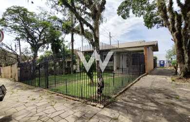 Imagem: A casa possui 3 Dormitórios, 3 Banheiros, 4 Vagas na garagem