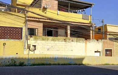 Imagem: A casa possui 3 Dormitórios e 2 Banheiros e está localizado