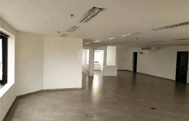 Imagem: O depósito possui 2 Vagas na garagem, 90m² de Área e está