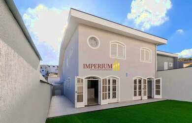 Imagem: A casa possui 4 Dormitórios, 5 Banheiros, 4 Vagas na garagem