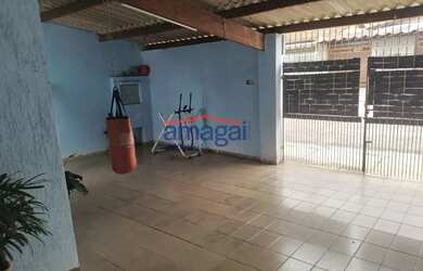 Imagem: A casa possui 3 Dormitórios, 1 Banheiro, 3 Vagas na garagem