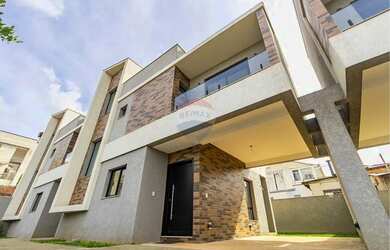 Imagem: A casa possui 3 Dormitórios, 2 Banheiros, 2 Vagas na garagem