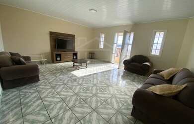 Imagem: A casa possui 2 Dormitórios, 2 Banheiros, 2 Vagas na garagem