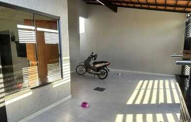 Imagem: A casa possui 3 Dormitórios, 2 Banheiros, 1 Vaga na garagem