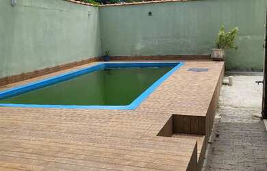 Imagem: A casa possui 3 Dormitórios, 2 Banheiros, 4 Vagas na garagem