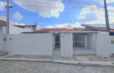 Imagem: A casa em condomínio possui 3 Dormitórios, 2 Banheiros, 3