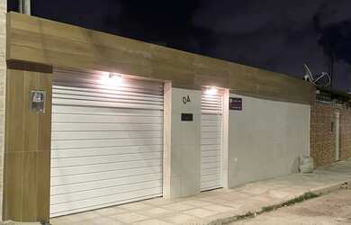 Imagem: A casa possui 3 Dormitórios, 2 Banheiros, 2 Vagas na garagem