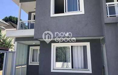 Imagem: A casa possui 4 Dormitórios, 2 Banheiros, 2 Vagas na garagem