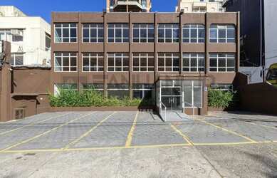 Imagem: O depósito possui 5 Vagas na garagem, 540m² de Área e está