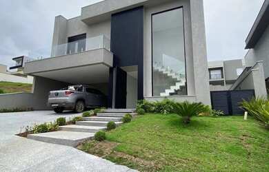 Imagem: A casa possui 4 Dormitórios, 4 Banheiros, 4 Vagas na garagem