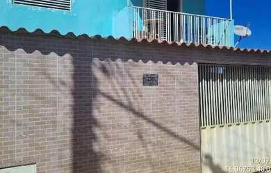 Imagem: A casa possui 3 Dormitórios, 1 Banheiro, 2 Vagas na garagem