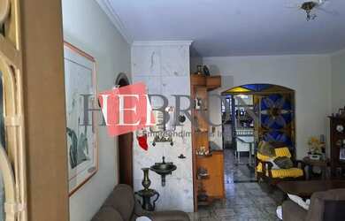 Imagem: A casa possui 3 Dormitórios, 3 Banheiros, 4 Vagas na garagem