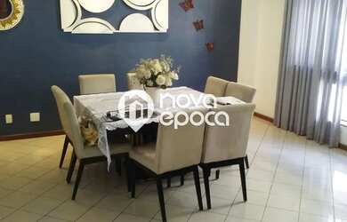 Imagem: A casa possui 4 Dormitórios, 5 Banheiros, 4 Vagas na garagem