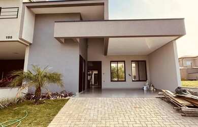 Imagem: A casa em condomínio possui 3 Dormitórios, 2 Banheiros, 2