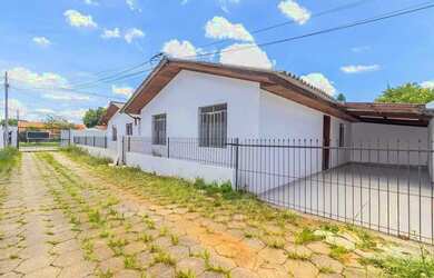 Imagem: A casa possui 2 Dormitórios, 1 Banheiro, 2 Vagas na garagem