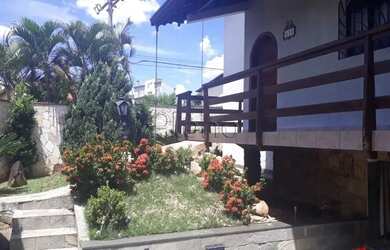 Imagem: A casa possui 5 Dormitórios, 4 Banheiros, 4 Vagas na garagem