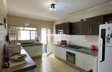 Imagem: A casa possui 3 Dormitórios, 2 Banheiros, 5 Vagas na garagem