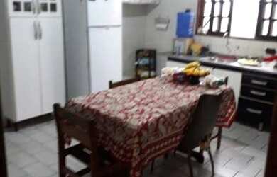 Imagem: A casa possui 2 Dormitórios, 2 Banheiros, 3 Vagas na garagem