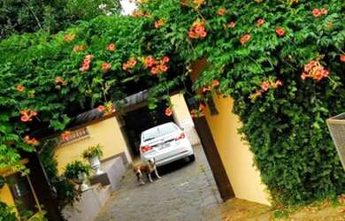 Imagem: A casa possui 4 Dormitórios, 4 Banheiros, 2 Vagas na garagem