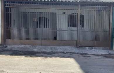 Imagem: A casa possui 3 Dormitórios, 1 Banheiro e está localizado