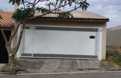 Imagem: A casa possui 3 Dormitórios, 2 Banheiros, 2 Vagas na garagem