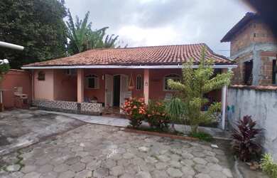 Imagem: A casa possui 4 Dormitórios, 5 Banheiros, 5 Vagas na garagem