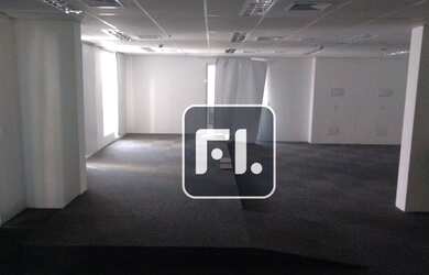 Imagem: O depósito possui 3 Vagas na garagem e 105m² de Área e está