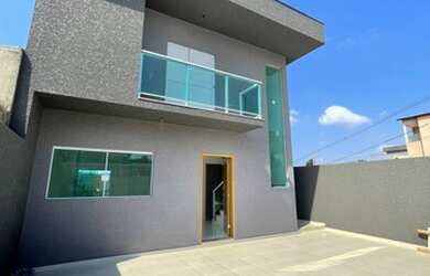 Imagem: A casa possui 3 Dormitórios, 3 Banheiros, 2 Vagas na garagem