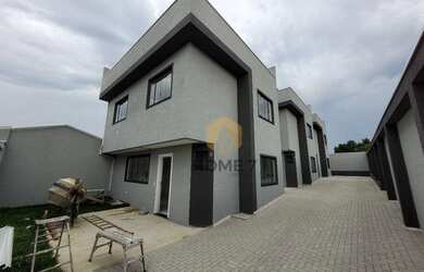 Imagem: A casa possui 3 Dormitórios, 1 Banheiro, 1 Vaga na garagem