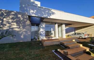 Imagem: A casa possui 3 Dormitórios, 2 Banheiros, 2 Vagas na garagem