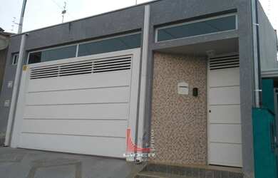 Imagem: A casa possui 3 Dormitórios, 2 Banheiros, 2 Vagas na garagem