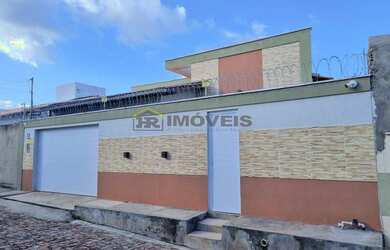 Imagem: A casa possui 3 Dormitórios, 1 Banheiro, 2 Vagas na garagem