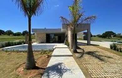 Imagem: A casa possui 3 Dormitórios, 3 Banheiros, 2 Vagas na garagem