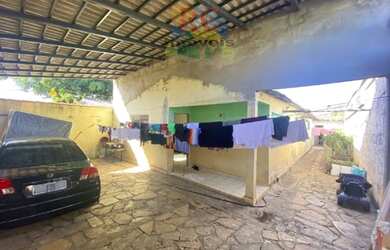 Imagem: A casa possui 3 Dormitórios, 2 Banheiros, 2 Vagas na garagem