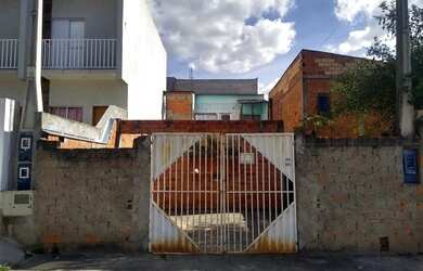 Imagem: A casa possui 1 Dormitório, 1 Banheiro, 1 Vaga na garagem
