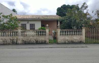 Imagem: A casa possui 4 Dormitórios, 3 Banheiros, 2 Vagas na garagem