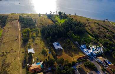 Imagem: A casa possui 4 Dormitórios, 5 Banheiros, 5 Vagas na garagem