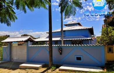 Imagem: A casa e possui 2 Dormitórios, Suítes, 2 Banheiros, 4 Vagas