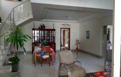 Imagem: A casa possui 3 Dormitórios, 5 Banheiros, 4 Vagas na garagem