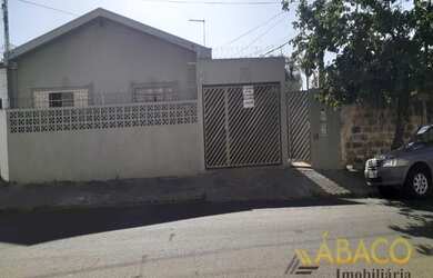 Imagem: A casa possui 3 Dormitórios, 2 Banheiros, 1 Vaga na garagem