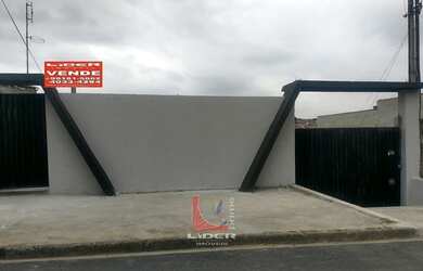 Imagem: A casa possui 3 Dormitórios, 2 Banheiros, 3 Vagas na garagem