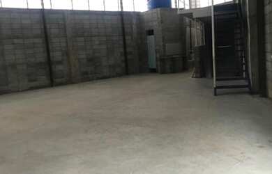 Imagem: O depósito possui 3 Vagas na garagem, 250m² de Área e Imóvel