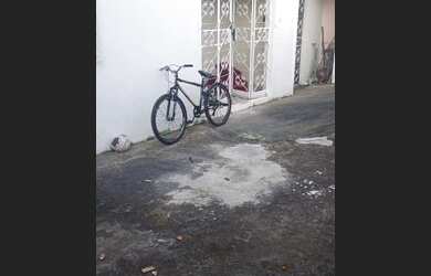 Imagem: A casa possui 3 Dormitórios, 2 Banheiros, 1 Vaga na garagem