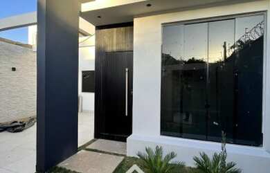 Imagem: A casa possui 3 Dormitórios, 1 Banheiro, 2 Vagas na garagem